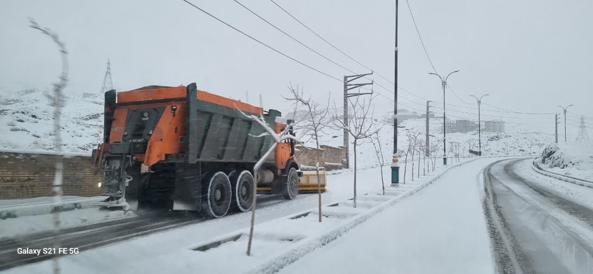 تلاش شبانه روزی ستاد برف روبی و نمک پاشی شهرداری بومهن به منظور بازگشایی معابر شهری