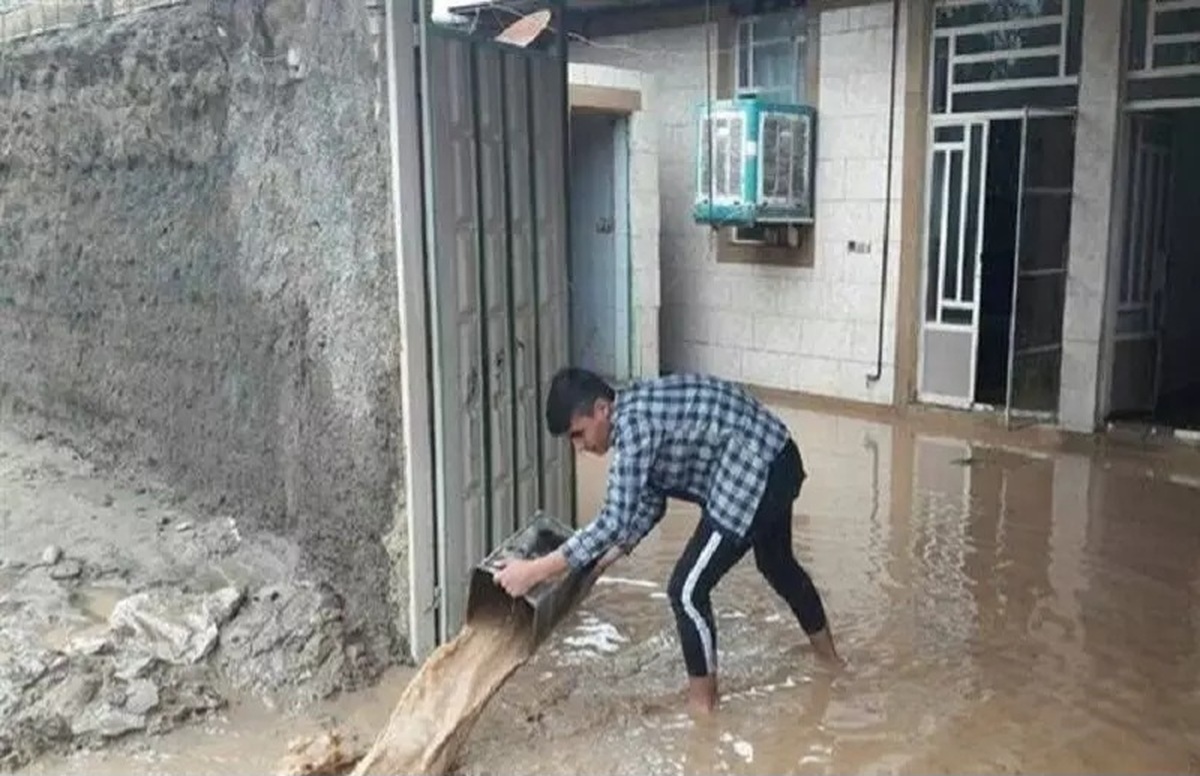 تخلیه آبگرفتگی از خانه ها در برخی مناطق بویراحمد همچنان ادامه دارد