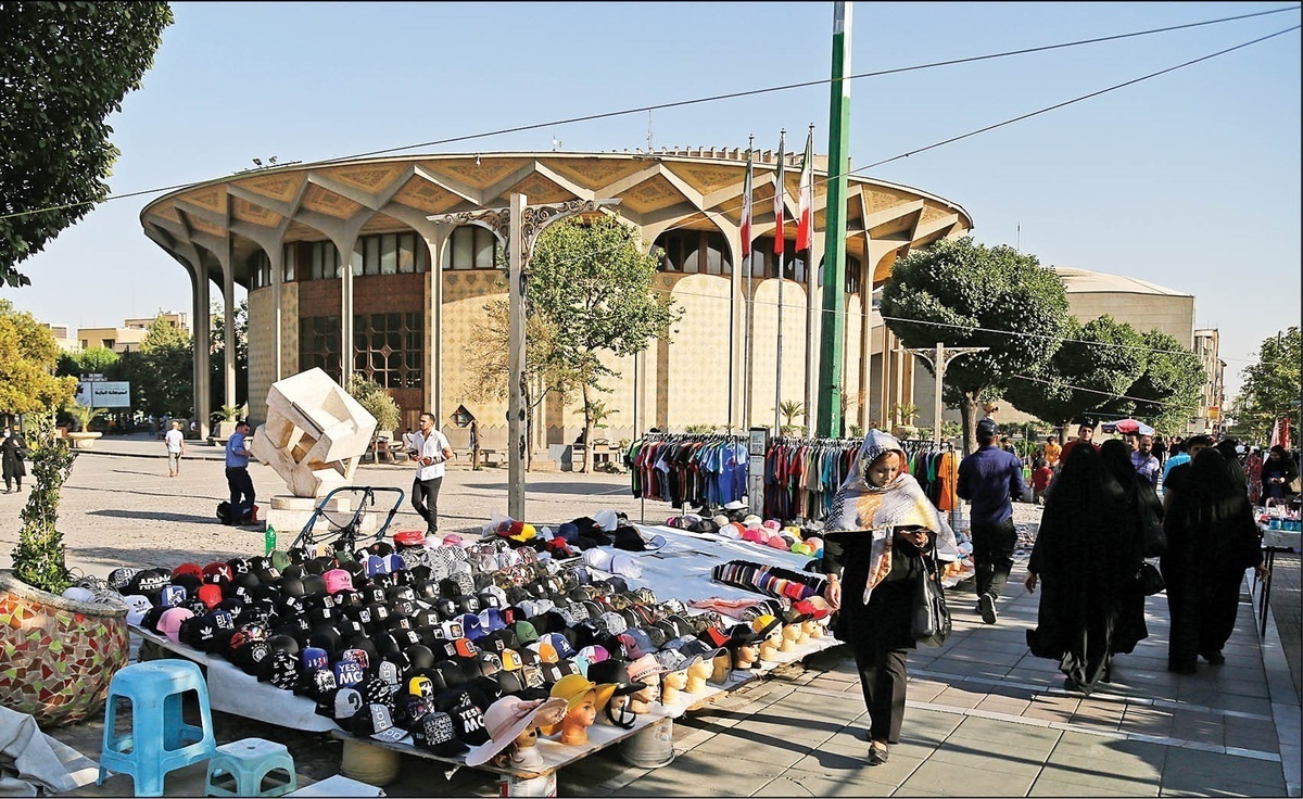 ساماندهی و‌ جابه جایی دستفروشان اطراف چهارراه ولیعصر و تئاتر شهر به بعد از ماه رمضان موکول شد