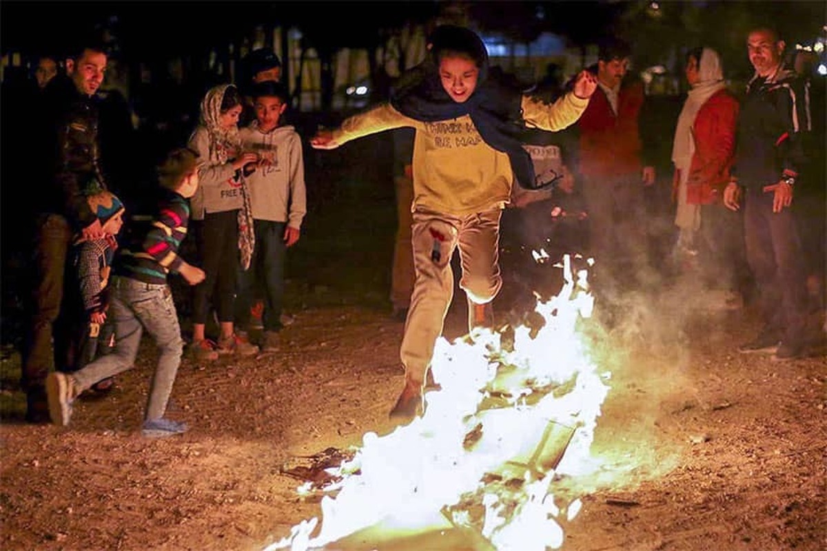 بخت گشایی دختران با توپ مروارید در چهارشنبه سوری