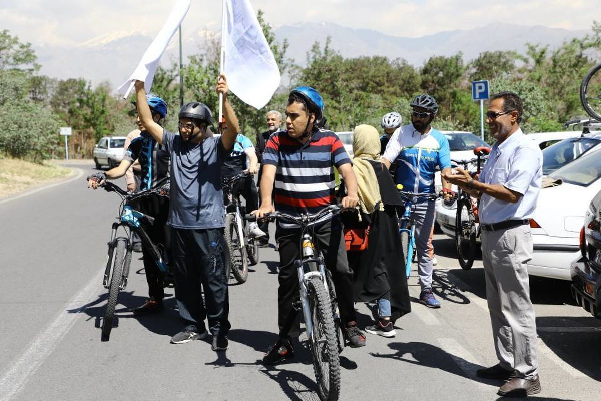 دور سلامتی کودکان و نوجوانان توانخواه با دوچرخه در بوستان جنگلی سرخه‌حصار