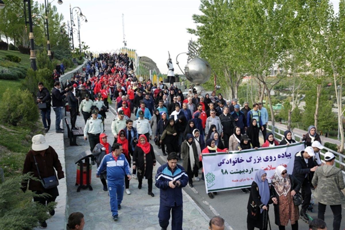 برگزاری همایش پیاده روی خانوادگی در بوستان جوانمردان