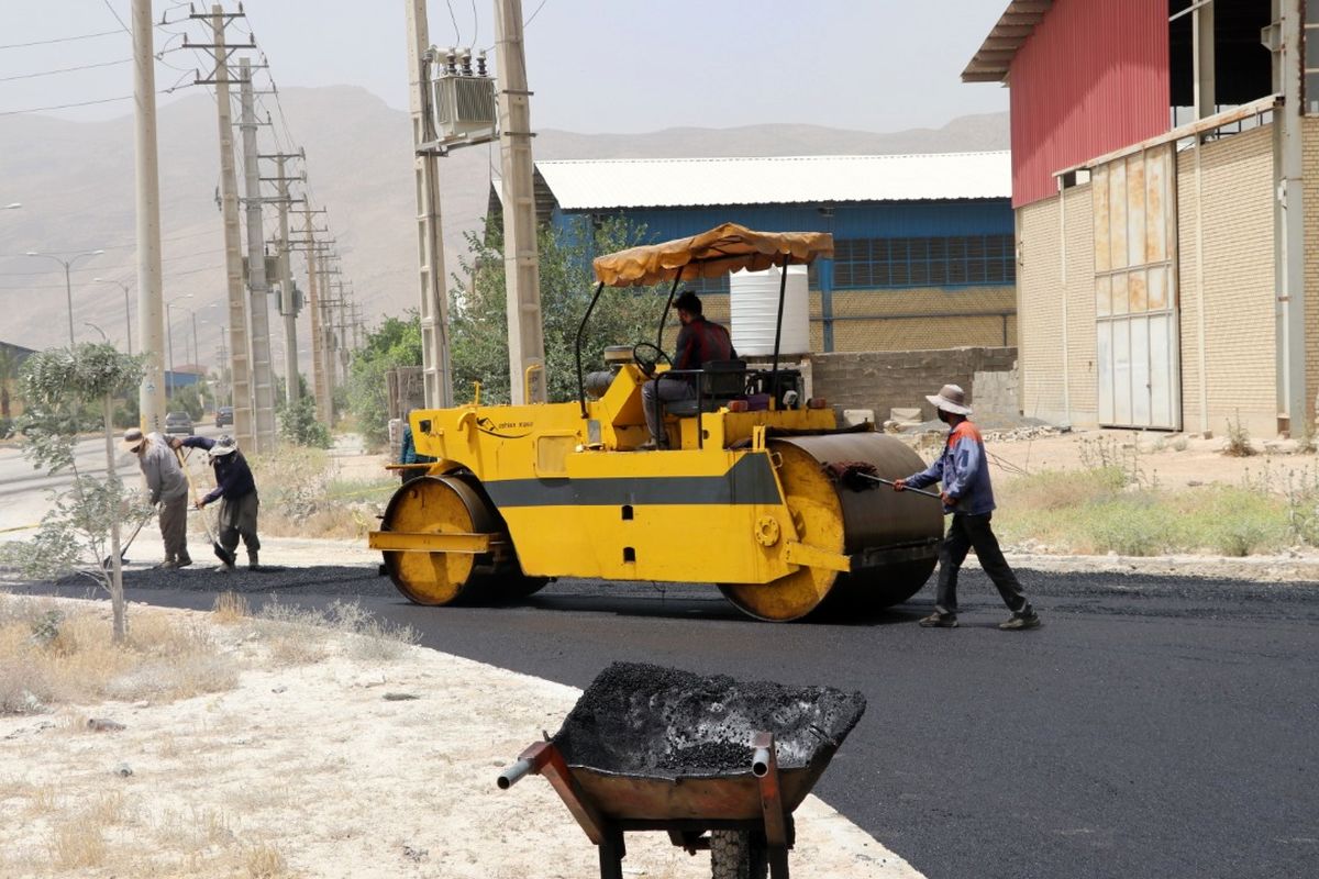 پیشرفت ۷۰ درصدی عملیات بهسازی و آسفالت معابر شهرک صنعتی آبادان