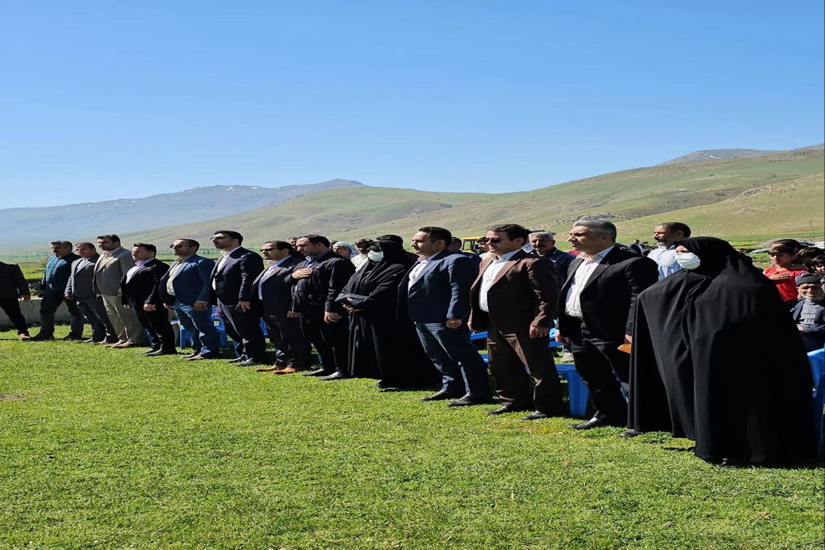 کلنگ زنی چمن مصنوعی مینی فوتبال روستای چگنی کش بروجرد با حضور مدیرکل ورزش وجوانان لرستان