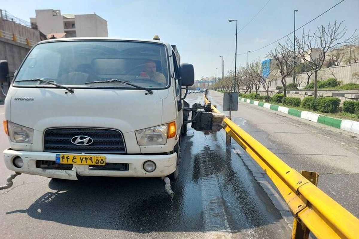 معابر منطقه ۴ تهران در آستانه تابستان شسته می شود