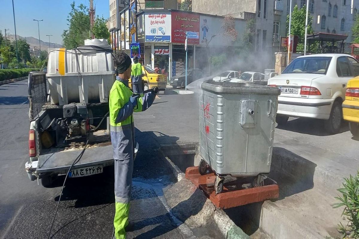 شستشو و گندزدایی ۴۸۰۰  مخزن زباله در شمال شرق تهران