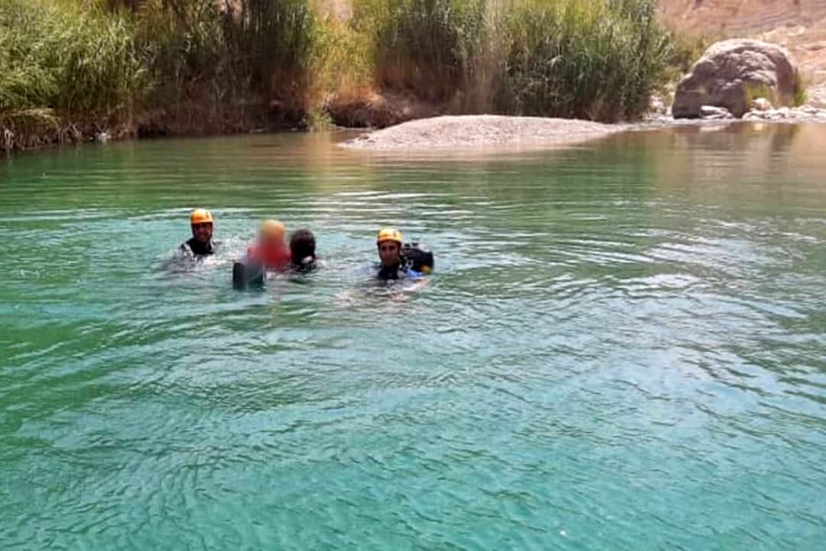 نجات کوهنورد مصدوم شده در دره «ویژدرون» ایلام توسط هلال احمر