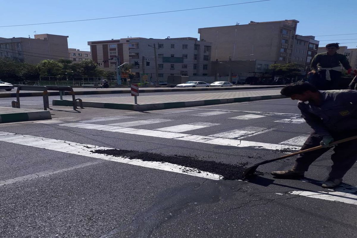 افزایش ایمنی تردد خودروها از بزرگراه شهید محلاتی با ترمیم چاله ها