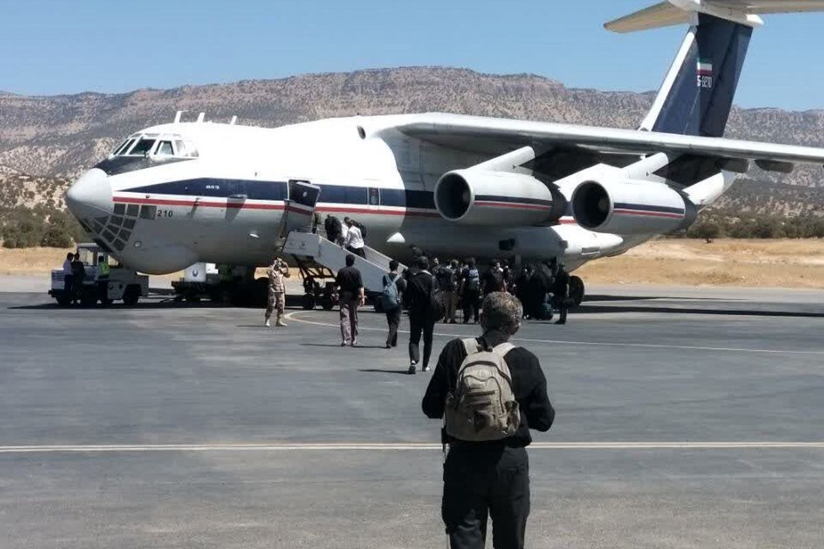 انتقال ۳۴۰ زائر از فرودگاه ایلام به تهران توسط هواپیمای ایلوشین ارتش