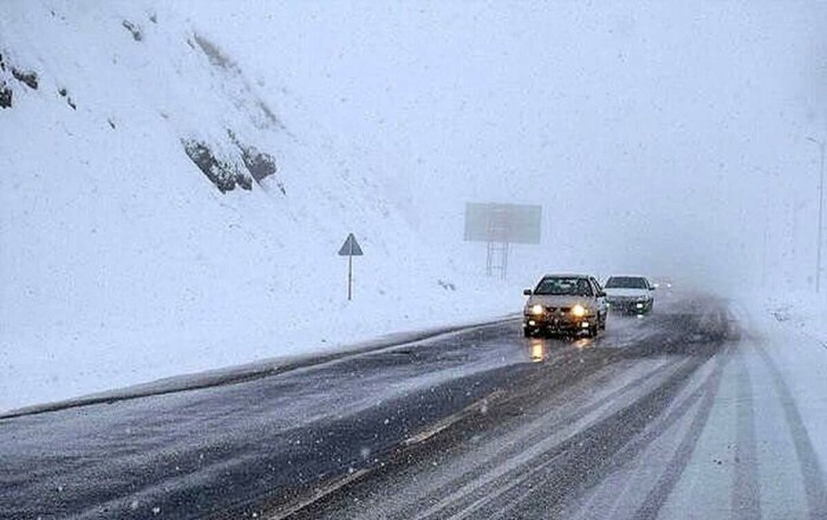 بارش برف و لغزندگی در محور کرج - چالوس