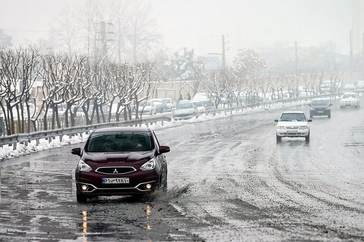 بارش باران و برف در جاده های ۱۲ استان کشور