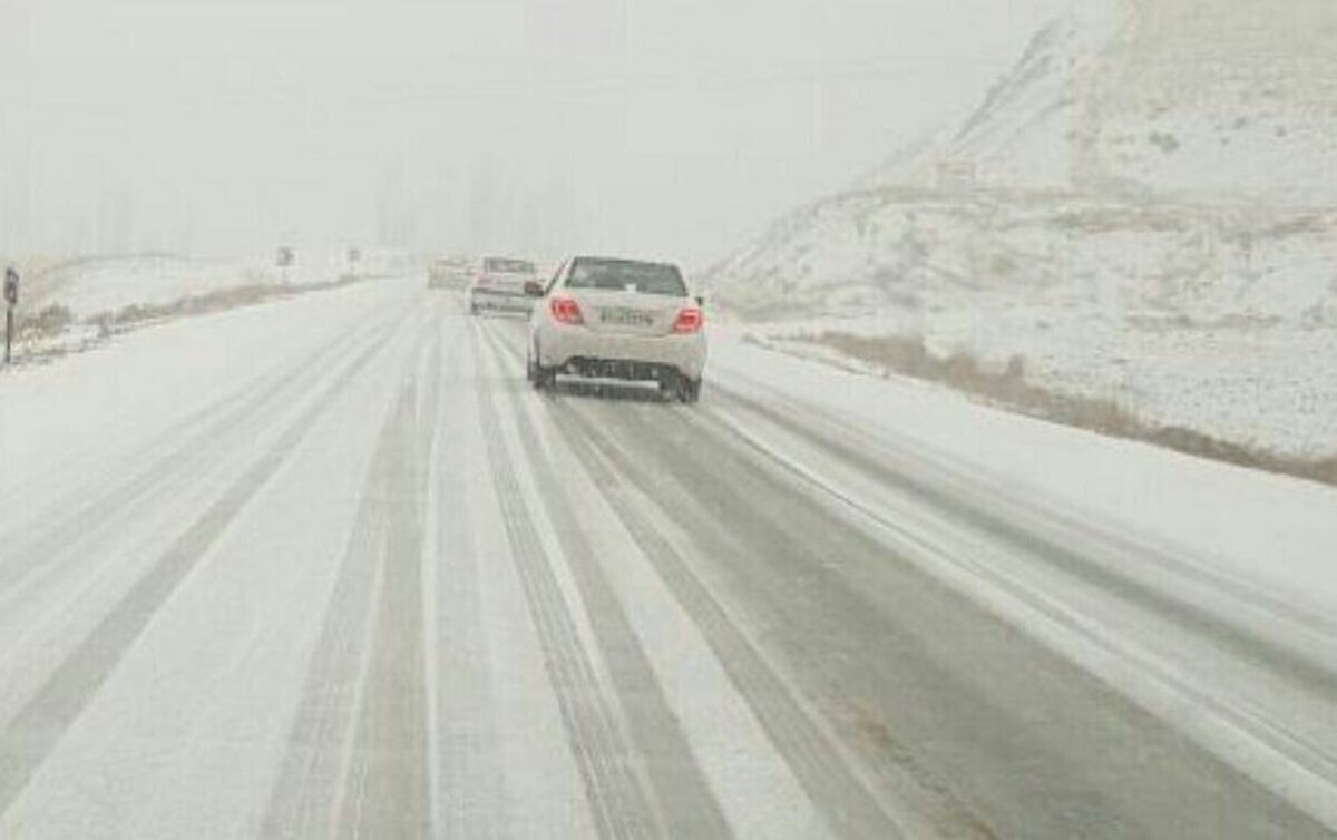 بارش برف و کولاک شدید در بیش از ۱۴ محور مواصلاتی آذربایجان غربی