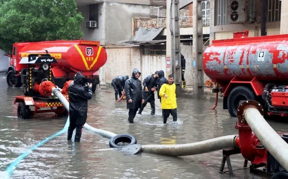 قطع برق و کُند شدن عملیات جمع آوری آبگرفتگی های اهواز / آمار دقیقی از میزان ورود آب به منازل نداریم