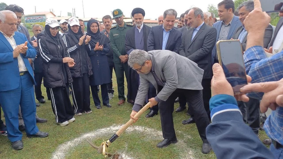 آئین کلنگ زنی زمین فوتبال چمن مصنوعی روستای دیوا شهرستان بابل برگزار شد