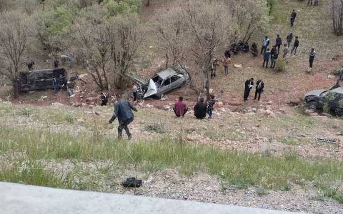 سه فوتی در واژگونی و سقوط همزمان سه دستگاه خودرو جاده یاسوج_ اصفهان