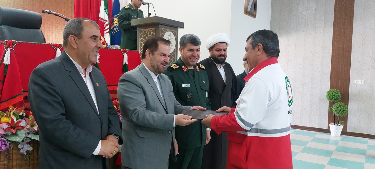 تجلیل از مدیر عامل جمعیت هلال احمر در همایش خادمان راهیان نور و برنامه های فرهنگی معنوی