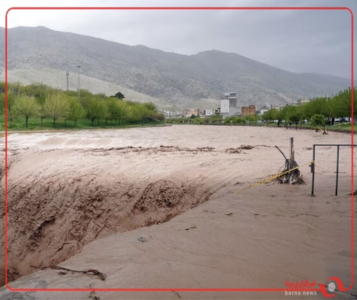 جاری شدن سیل در روستای وینسار قروه