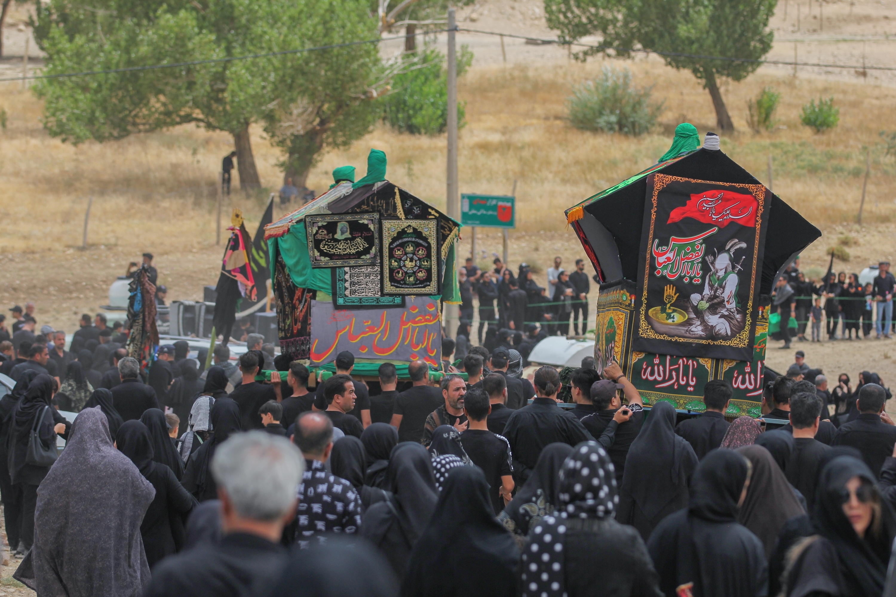 آیین سنتی نخل‌گردانی و بازسازی واقعه عاشورا در روستای ساکی