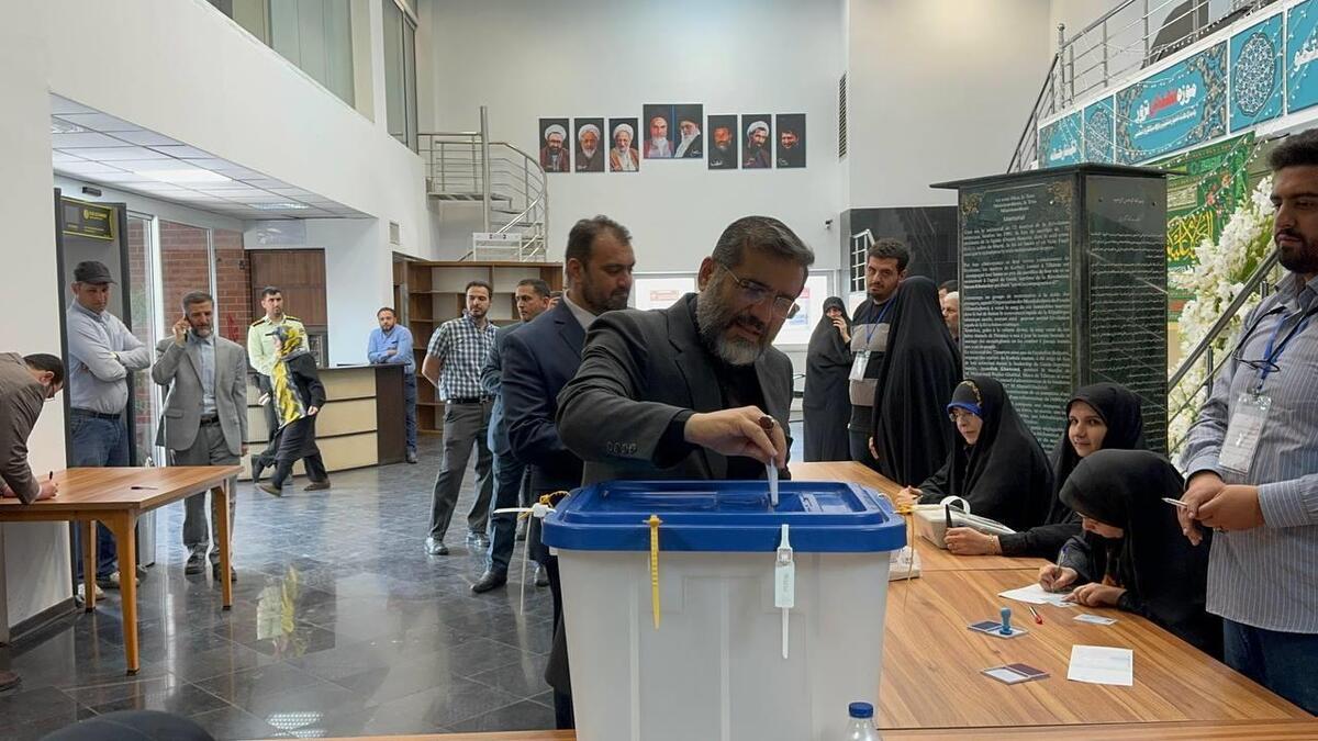 وزیر فرهنگ در سرچشمه رای خود را به صندوق انداخت