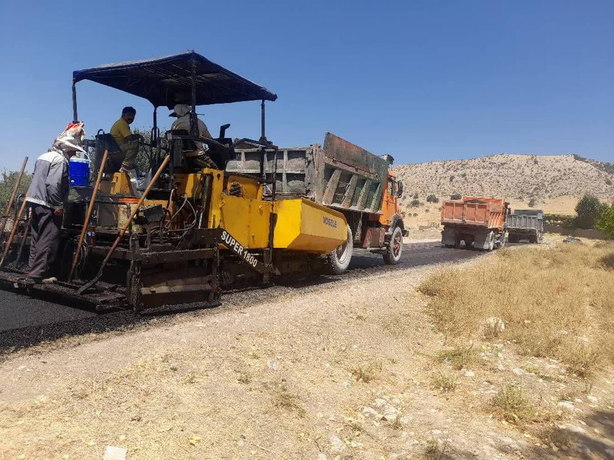 آغاز عملیات اجرایی روکش آسفالت گرم محور دلی اولاد علی مومن و محور سپیدار پشت کوه جلیل