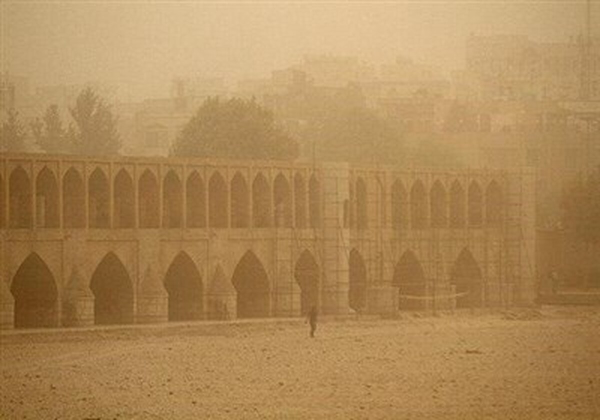 گردوخاک و رگبار پراکنده شرق و غرب اصفهان را فرا می‌گیرد