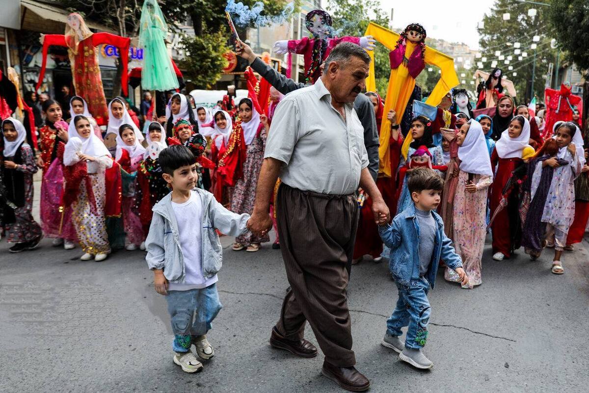 آغاز جشنواره تئاتر مریوان با آیین «بوكَه بارانهِ» توسط دختران کُرد/ برپایی کارناوال شادی با حضور مردم در نقطه صفر مرزی ایران