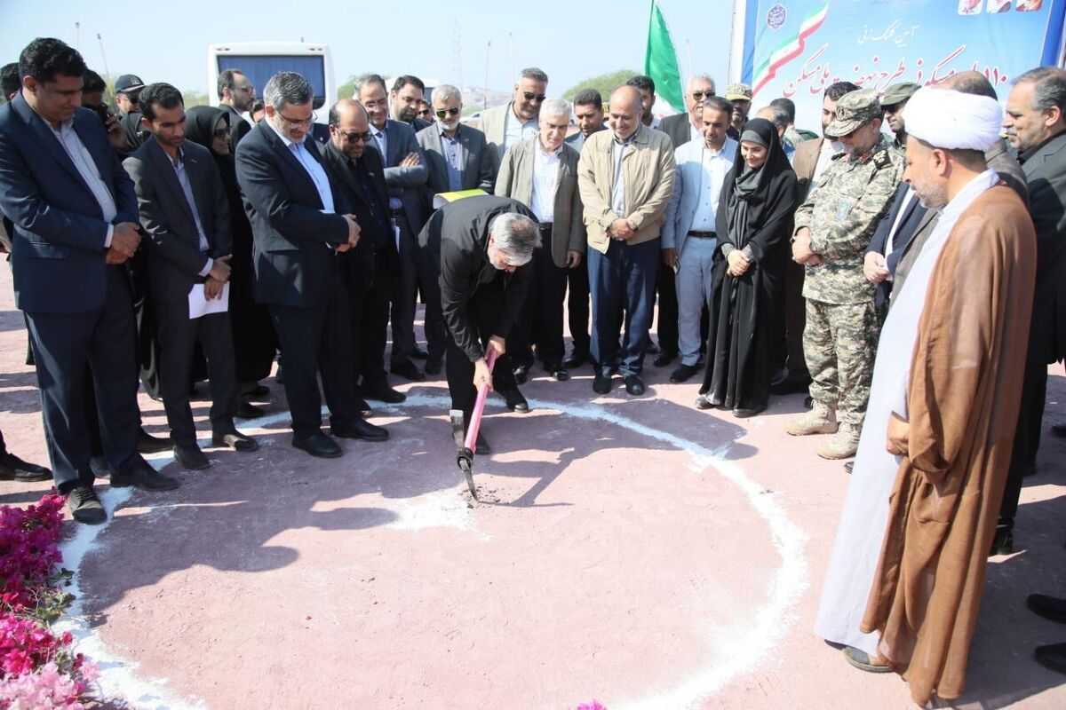 نخستین کلنگ احداث واحدهای مسکونی در دولت چهاردهم به زمین زده شد/ آغاز عملیات اجرایی ۱۱۰ واحد مسکونی در جزیره بوموسی