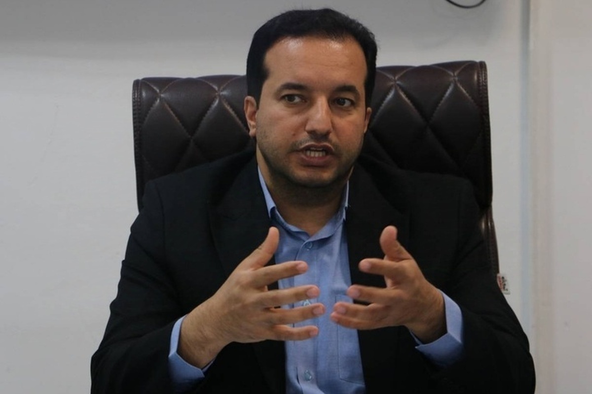 هنرمندان، معلمان جامعه هستند
